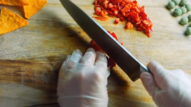 Разрежьте сладкий красный перец Kapia на мелкие кусочки — стоковое видео