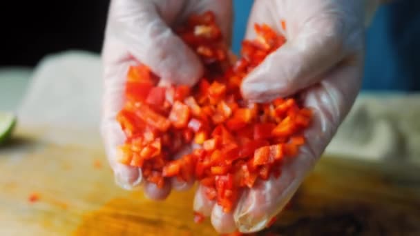 Jag håller en söt röd kapia paprika skuren i små bitar. Makrofotografering — Stockvideo