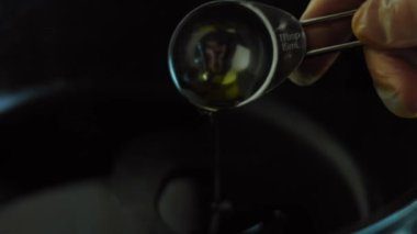 Tavaya bir yemek kaşığı yağ ekle. Makro çekim