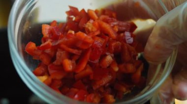 Kızartma tavasına ince doğranmış kırmızı kapia biberi ekle. Makro çekim