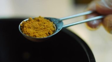 Kızarmış Meksika çorbası malzemelerine kimyon ekliyorum. Makro çekim