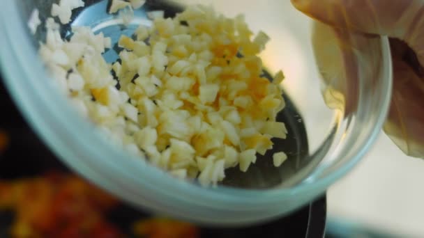 Προσθέτουμε το σκόρδο ψιλοκομμένο στα υλικά για την τηγανητή μεξικάνικη σούπα. Μακρο-γυρίσματα — Αρχείο Βίντεο