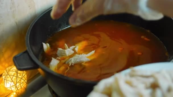 Ajouter le poulet haché aux ingrédients de la soupe mexicaine frite — Video