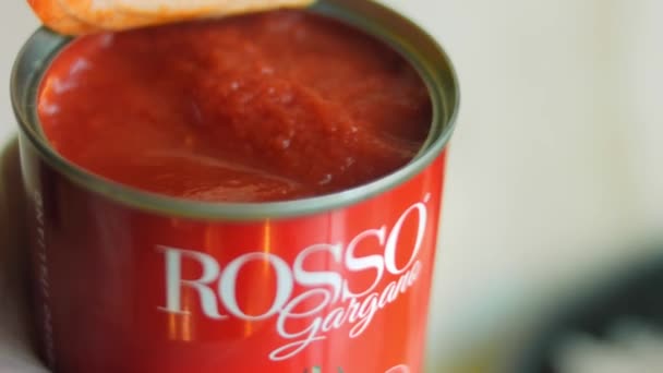 Añado tomates enlatados a los ingredientes de la sopa mexicana frita. Disparos macro — Vídeo de stock