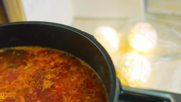 Викип'ятіть інгредієнти для мексиканського супу. Романтична атмосфера на задньому плані — стокове відео