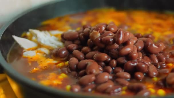 Hervir los ingredientes para la sopa mexicana. Ambiente romántico en el fondo — Vídeo de stock