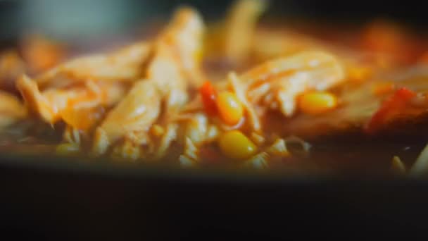 Blanda ingredienserna till den mexikanska soppan med en träsked. Makrofotografering — Stockvideo