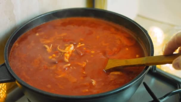 멕시코 수프에 넣을 재료와 나무 숟가락을 섞는다. 배경의 낭만적 인 분위기 — 비디오