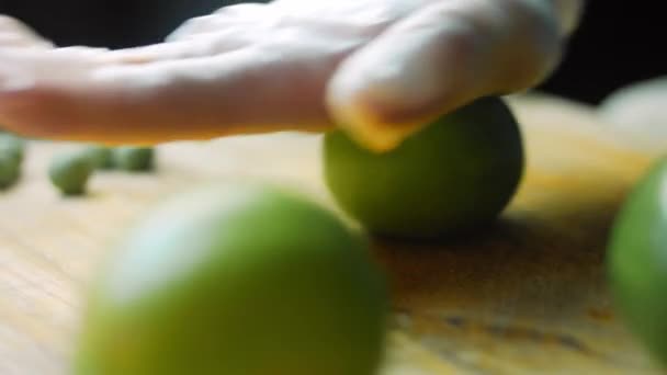 Tekerj egy lime-ot az asztalra, és vágd le, hogy lecsapold a gyümölcslevet. Makrofényképezés — Stock videók