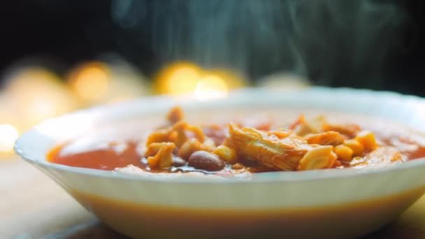 Egy tál mexikói leves, amiből kijön a gőz. Makrofényképezés — Stock videók