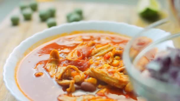 Tillsätt den hackade rödlöken till den mexikanska soppan — Stockvideo