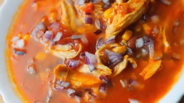 Вылить сок лайма из мексиканского супа. Макросъемка — стоковое видео