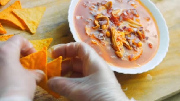 Ich dekoriere mexikanische Suppe mit drei Nachos — Stockvideo