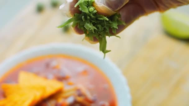 Decorar con queso pesto verde Sopa mexicana — Vídeos de Stock