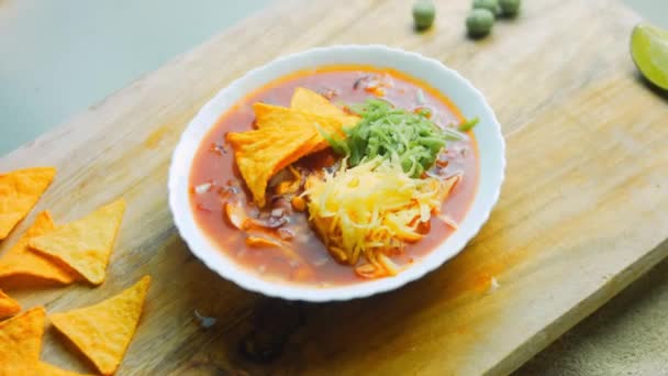 Zuppa messicana con tre tipi di formaggio. Minestra reale con aggiunta di avocado e arachidi con vasabi. Io uso entourage romantico e cucchiaio d'oro — Video Stock