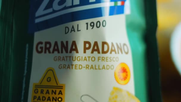 파노 치즈 멕시칸 수프를 곁들인 장식을 한다. 매크로 촬영 — 비디오