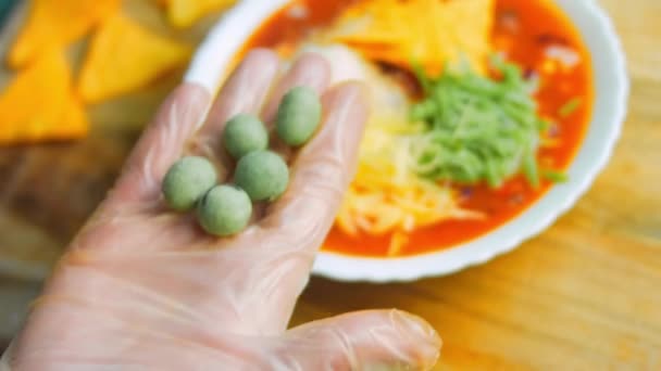 Eu decoro sopa mexicana com amendoim em vasabi — Vídeo de Stock