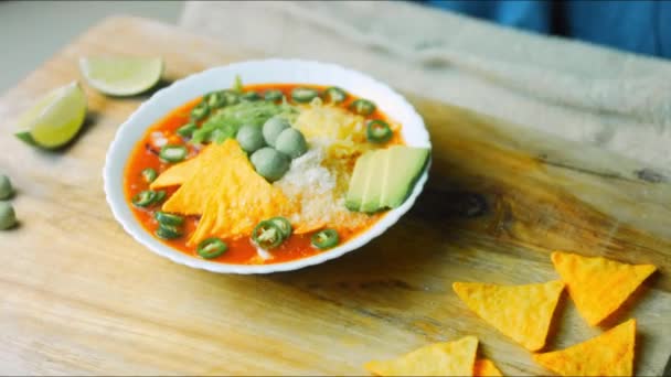 Jag la en guldsked bredvid tallriken med mexikansk soppa. — Stockvideo