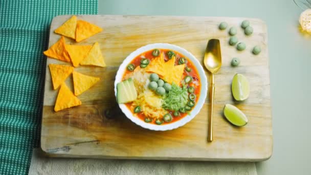 Mexikói leves háromféle sajttal. Királyi leves avokádóval és mogyoró vazabival. Romantikus kíséretet és arany kanalat használok — Stock videók
