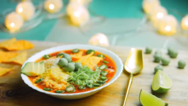 Sopa mexicana con tres tipos de queso. Sopa real con aguacate añadido y cacahuetes con vasabi. Yo uso séquito romántico y cuchara de oro — Vídeos de Stock