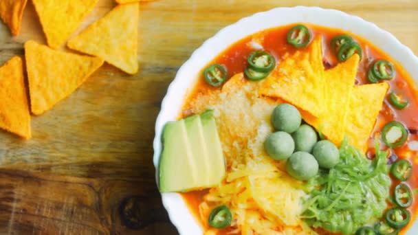 Meksika çorbası ve üç çeşit peynir. Avokadolu kraliyet çorbası ve vasabi soslu fıstık. Romantik çevreyi ve altın kaşığı kullanıyorum. Kaydırıcı atışı — Stok video