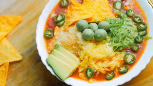 Mexikansk soppa med tre sorters ost. Kunglig soppa med extra avokado och jordnötter med vasabi. Jag använder romantiskt följe och guldsked. — Stockvideo