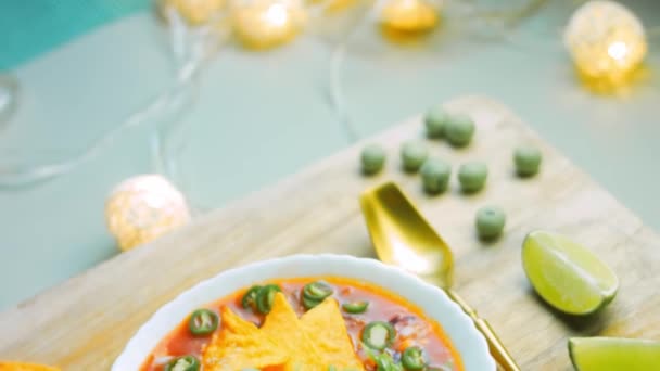 Μεξικάνικη σούπα με τρία είδη τυριού. Βασιλική σούπα με αβοκάντο και φιστίκια με βασάμπι. Χρησιμοποιώ ρομαντική συνοδεία και χρυσό κουτάλι. — Αρχείο Βίντεο