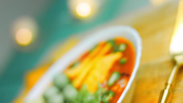 Mexikansk soppa med tre sorters ost. Kunglig soppa med extra avokado och jordnötter med vasabi. Jag använder romantiskt följe och guldsked. — Stockvideo