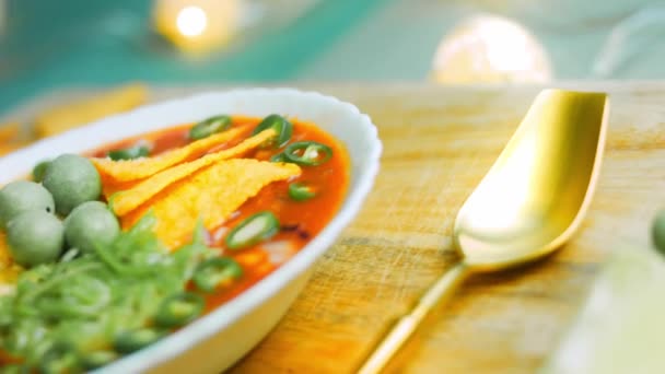 Sopa mexicana con tres tipos de queso. Sopa real con aguacate añadido y cacahuetes con vasabi. Yo uso séquito romántico y cuchara de oro — Vídeos de Stock