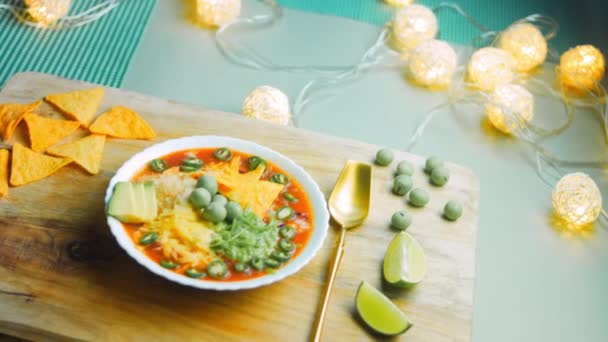 Supă mexicană cu trei feluri de brânză. Supă regală cu avocado adăugat și arahide cu vasabi. Folosesc anturaj romantic şi lingură de aur. — Videoclip de stoc