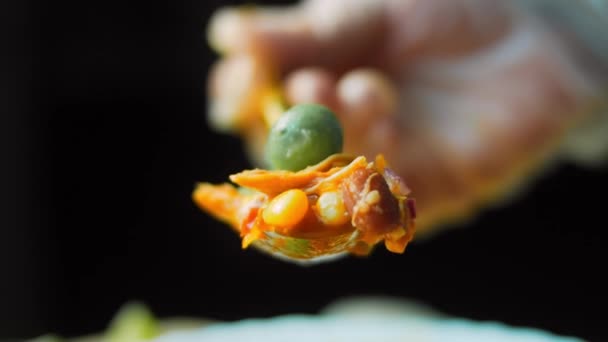 Sopa mexicana en una cuchara de oro. Sopa mexicana con tres tipos de queso. Sopa real con aguacate añadido y cacahuetes con vasabi. Uso séquito romántico y cuchara de oro. Disparos macro — Vídeo de stock