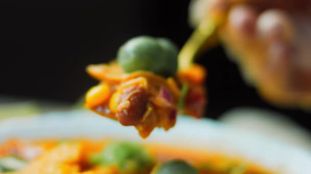 Soupe mexicaine dans une cuillère en or. Soupe mexicaine avec trois sortes de fromage. Soupe royale avec avocat ajouté et cacahuètes avec vasabi. J'utilise un entourage romantique et une cuillère en or. Prise de vue macro