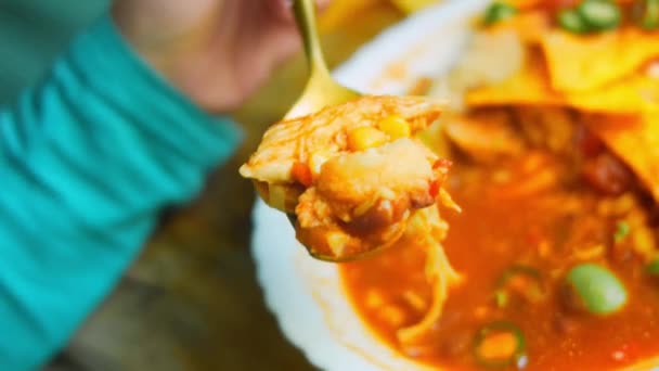 La petite fille heureuse goûta la soupe mexicaine à la cuillère en or. Soupe mexicaine avec trois sortes de fromage. Soupe royale avec avocat ajouté et cacahuètes avec vasabi. J'utilise un entourage romantique et une cuillère en or — Video