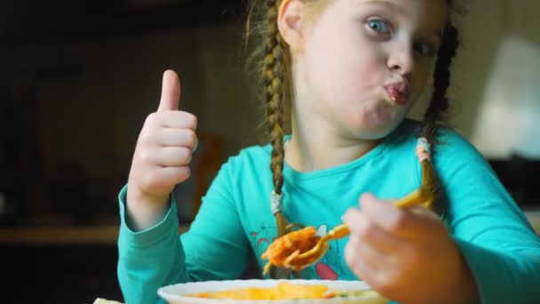 A menina feliz provou a sopa de colher de ouro mexicana. Sopa mexicana com três tipos de queijo. Sopa real com abacate adicionado e amendoim com vasabi. Eu uso comitiva romântica e colher de ouro — Vídeo de Stock