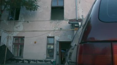 İçler acısı durumdaki çok eski bir ev. Kırılmış ve tahrip edilmiş pencereler