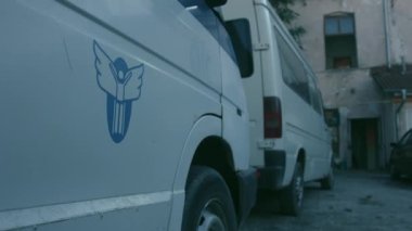 İçler acısı durumdaki çok eski bir ev. Kırılmış ve tahrip edilmiş pencereler