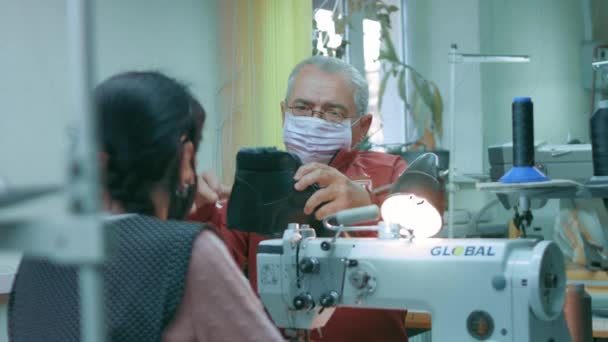 L'homme handicapé fabrique des chaussures. Apprenez à une autre personne à fabriquer des chaussures — Video