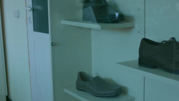 1つの場所で靴の異なる種類。靴屋だ。靴の生産 — ストック動画