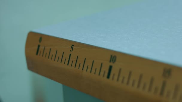 Varróasztal vonalzóval. Megmérhetjük a varrandó vagy vágandó anyag méretét. — Stock videók