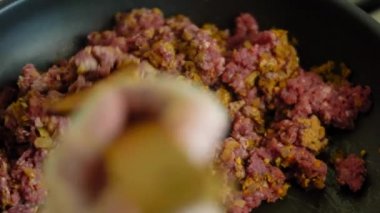Chorizo malzemelerini bir tavada tahta kaşıkla karıştır. Makro çekim.