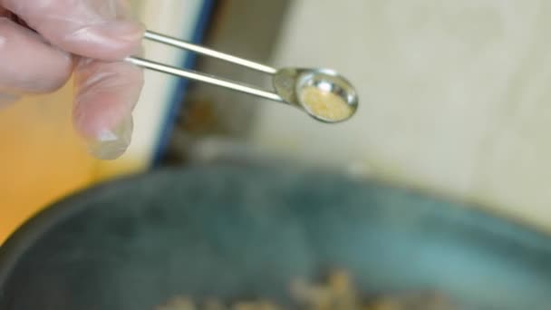 Tillsätt Tesked Brunt Socker Till Chorizo Ingredienser Makrofotografering — Stockvideo