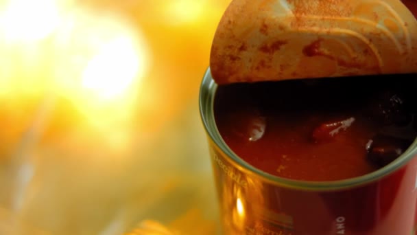 Tomatenkonserven Leuchten Auf Dem Hintergrund Romantischen Lichts — Stockvideo