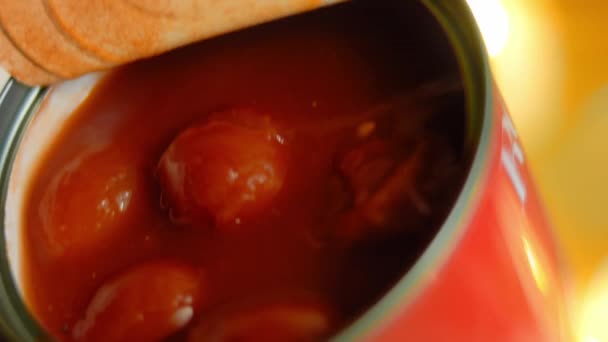 Die Leicht Konservierten Tomaten Über Die Chorizo Zutaten Gießen Die — Stockvideo