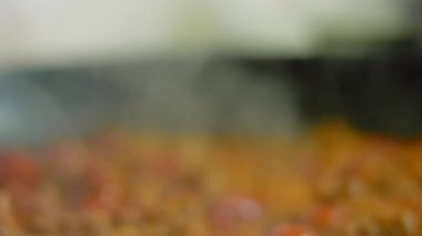 Chorizo malzemelerini fırında kızart. Makro buhar atışı.