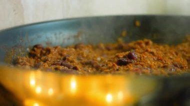 Chorizo malzemelerini fırında kızart. Makro buhar atışı.