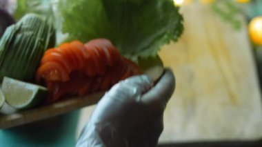 Aşçı taze sebze ve dans getiriyor..