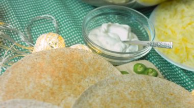 Yemek masasında birkaç tortilla ile kremayı pişir..