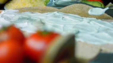 Yemek masasında birkaç tortilla ile kremayı pişir..