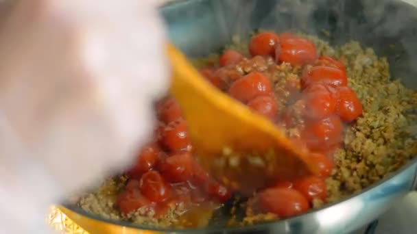 Ανακατέψτε Υλικά Για Chorizo Και Τις Διατηρημένες Ντομάτες Μια Ξύλινη — Αρχείο Βίντεο