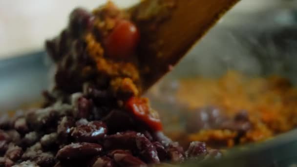 在煎的什锦配料上涂上小罐豆子 宏观射击 — 图库视频影像